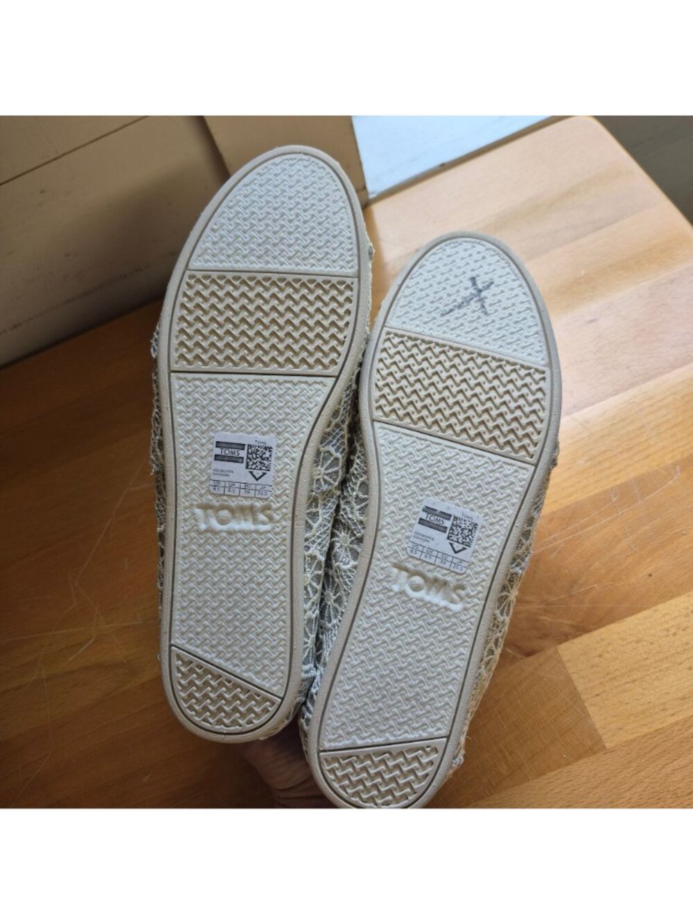 TOMS Womens Slip-On Shoes 8.5 Ivory Floral Pattern Casual Flat Comfort - Picture 6 of 9